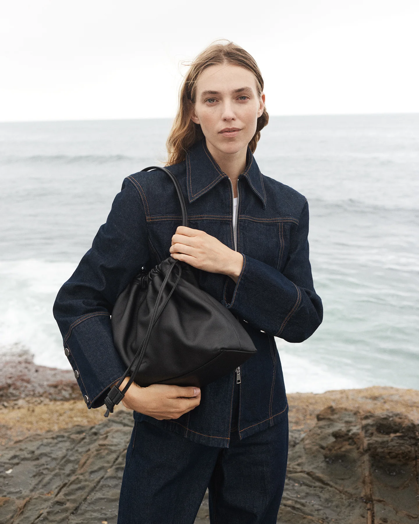 Fin Shoulder Bag: Black - Image 2